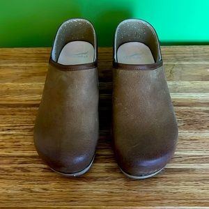 Dansko Brenna Burnished Suede (tan). Brand new, never worn.